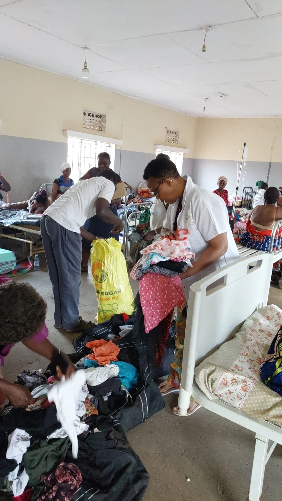 Des vêtements sont présentés aux familles entre les lits de l’hôpital.