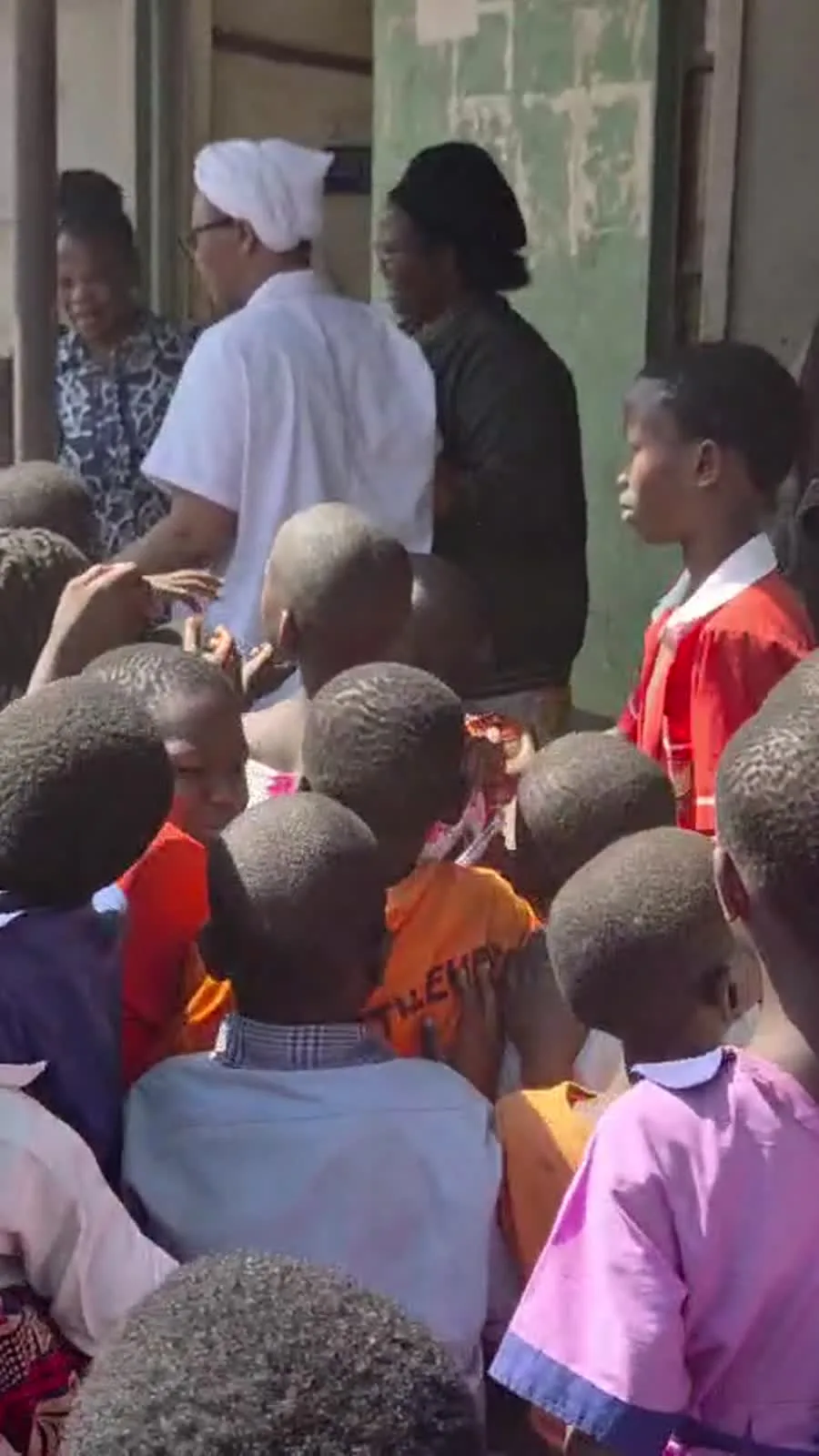 Enfants réunis autour de la distribution.
