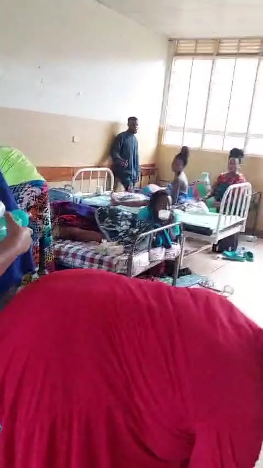 Les lits et les familles dans une salle de l’hôpital.